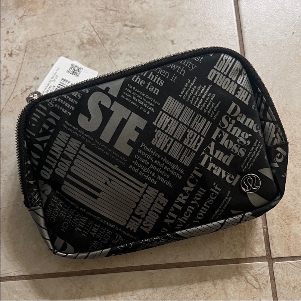 Lululemon Everywhere Belt Bag Manifesto Print Black Silver NWT🏃🏻‍♀️👟